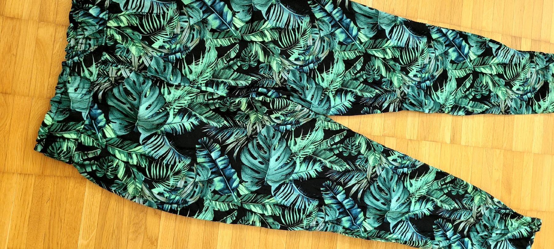Pantaloni: Sommerhose mit Blattmuster, Grösse 36 neu – Nuovo (secondo la descrizione) da Emmenbrücke venduto da gatasalvache 9