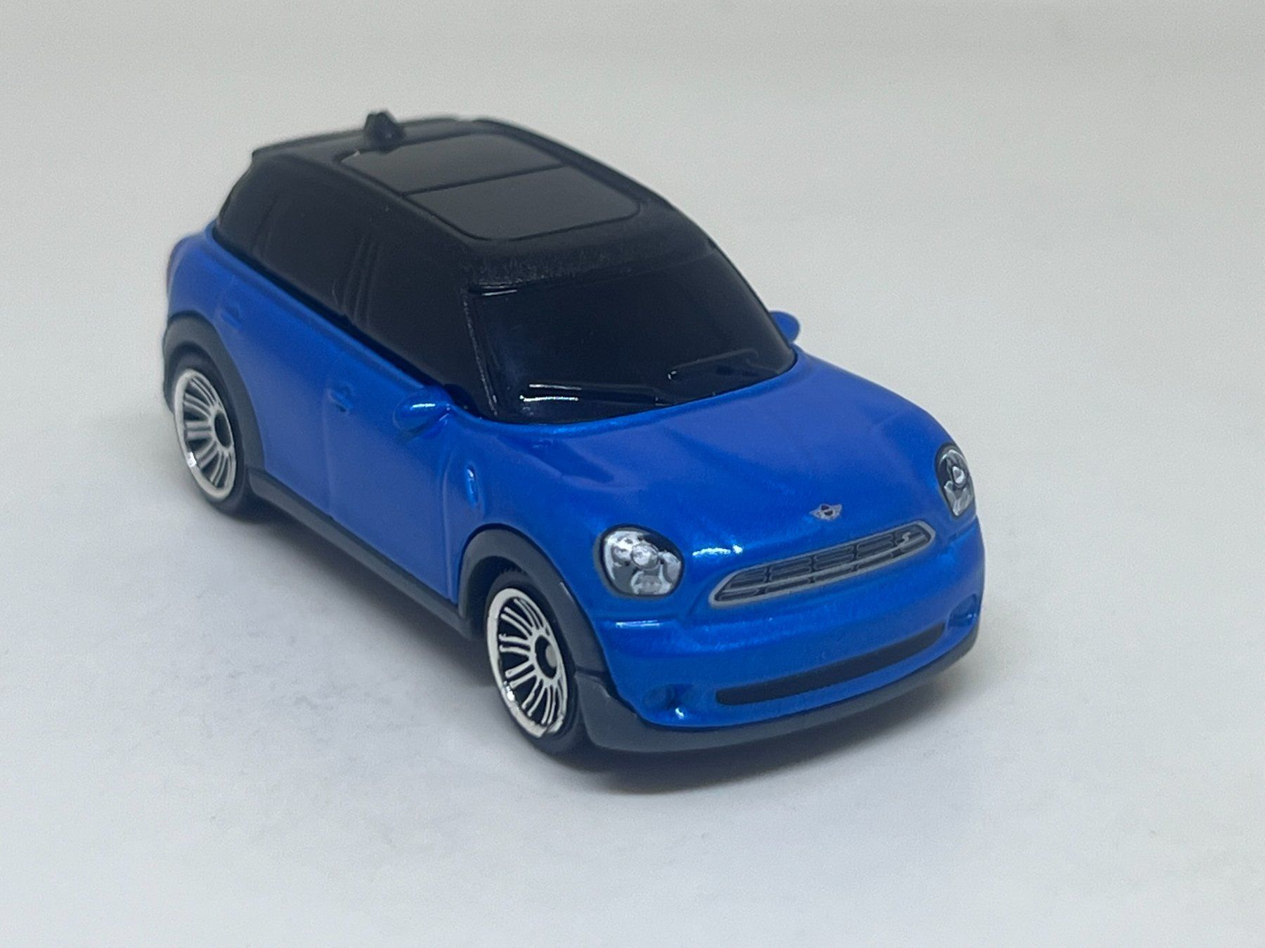Matchbox Modellini d'auto: Matchbox 2011 Mini Cooper Countryman #681 – Usato da Wildegg venduto da LaaBoutique