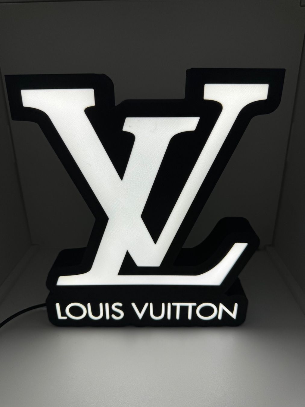 Lampade: Logo lumineux Led Louis Vuitton – Nuovo (secondo la descrizione) da Vicques venduto da PAMB3D