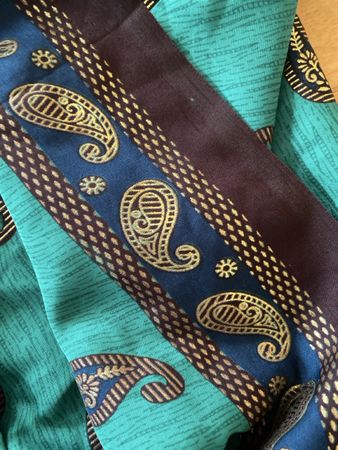 Schöner Sari, grün-gold mit Paisleymuster