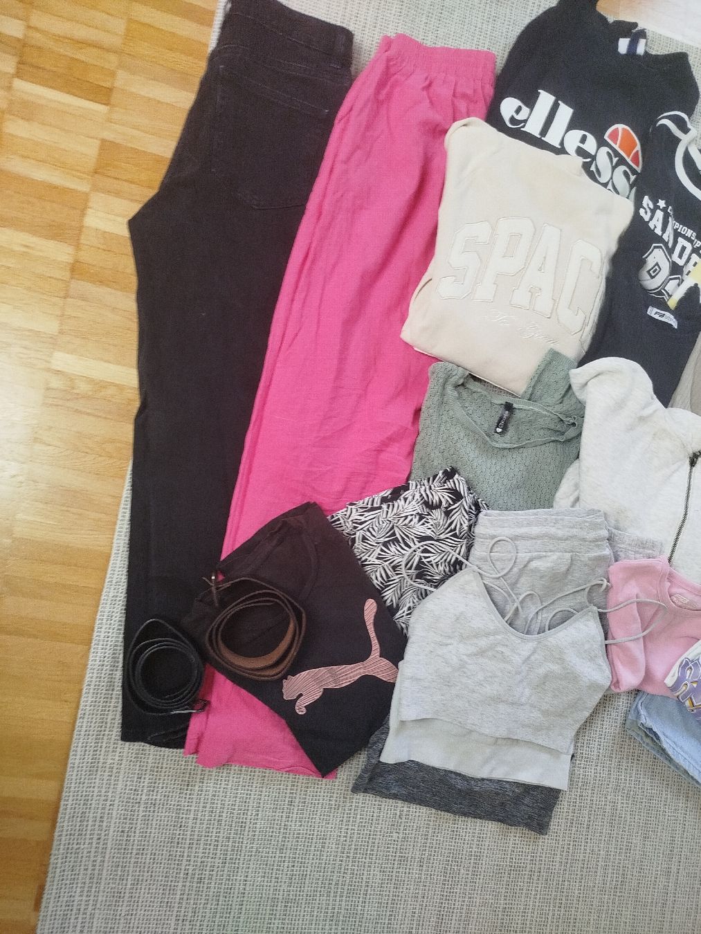 Lotti di vestiti: Damenkleider Grösse S – Usato da Grellingen venduto da silberjunge 1