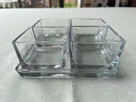 Plateau apéritif en verre avec quatre ramequins carrés