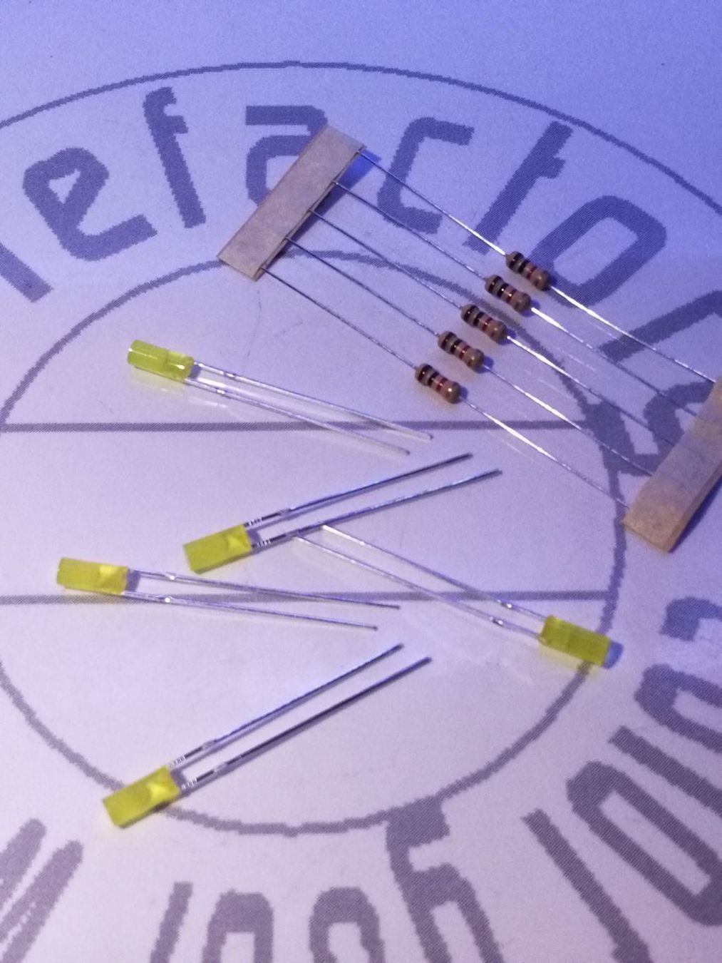 Componenti elettronici: Zylinder-LED gelb 3mm, 5 Stück – Nuovo (secondo la descrizione) da Luzern venduto da Salefactory 1