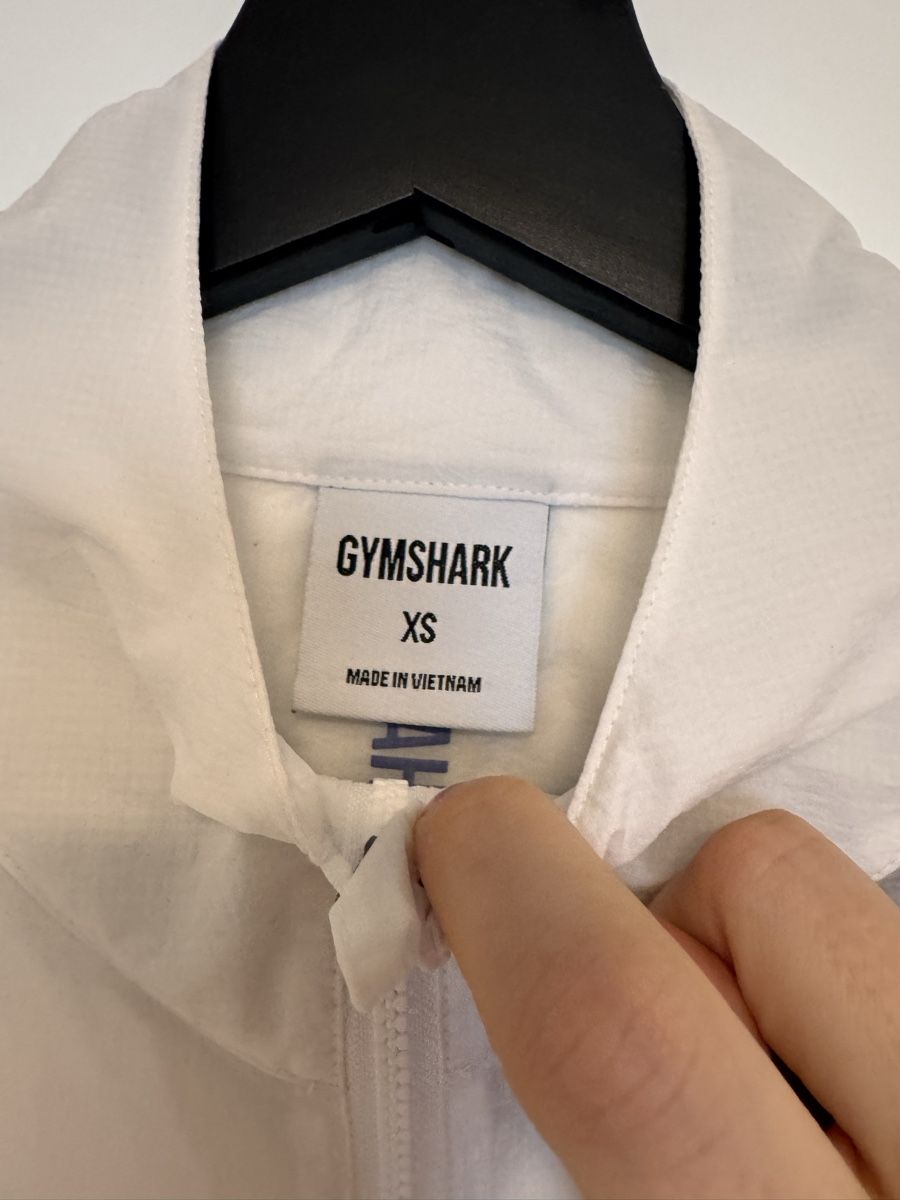Gymshark Giacche: Gymshark white wind breaker size XS – Usato da Dübendorf venduto da ClaraS. 4