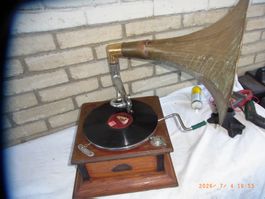 Grammophon mit Schalltrichter und Kurbel antiker Zustand