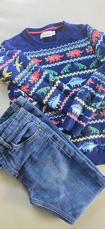 Jungenpullover und Jeans/ festliche Kleidung  / Boden / Next