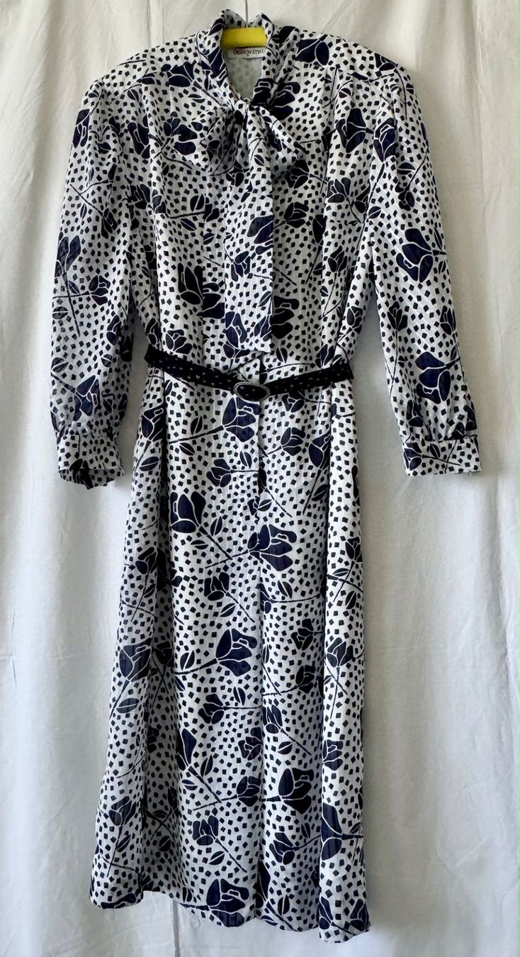 Vestiti: Weiss-blau gemustertes Kleid mit Schalkragen – Usato da Oberrieden venduto da pet_n2c2 1