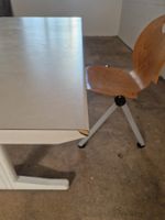 Tisch mit Stuhl