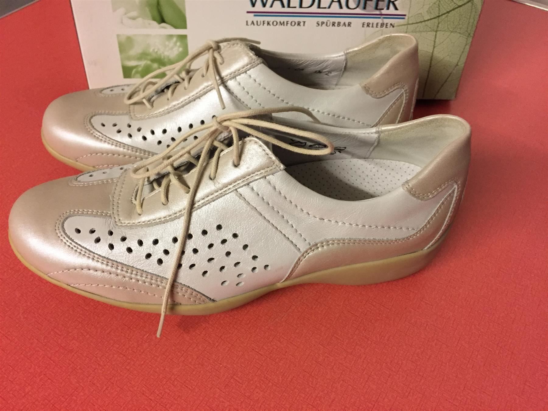 Scarpe da donna: Neuwertige Damenschuhe Waldläufer Gr.36. – Nuovo e nell'imballaggio originale da Lanzenhäusern venduto da vic63