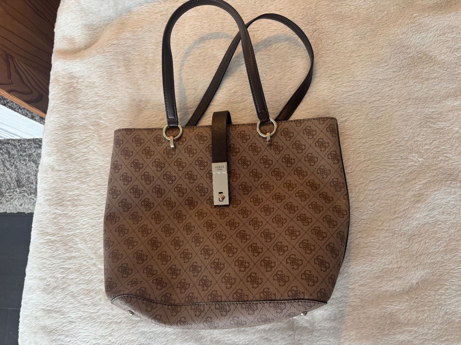 Guess Taschen für Damen: Handtasche – Gebraucht aus 6315 Oberägeri von jud_mzd5