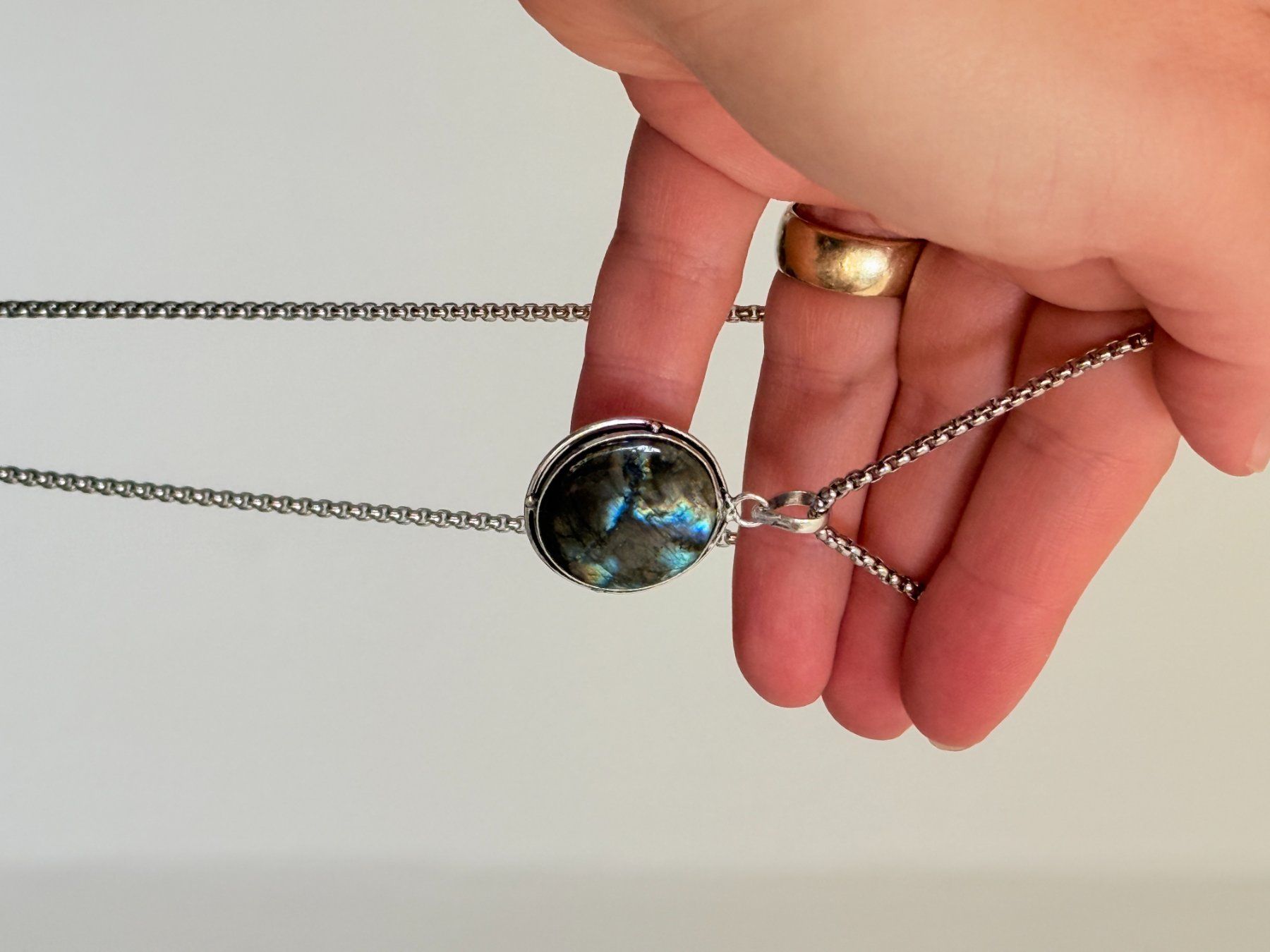Ketten: Collier avec pendentif labradorite – Neu und originalverpackt aus Genève von AGBERG 4