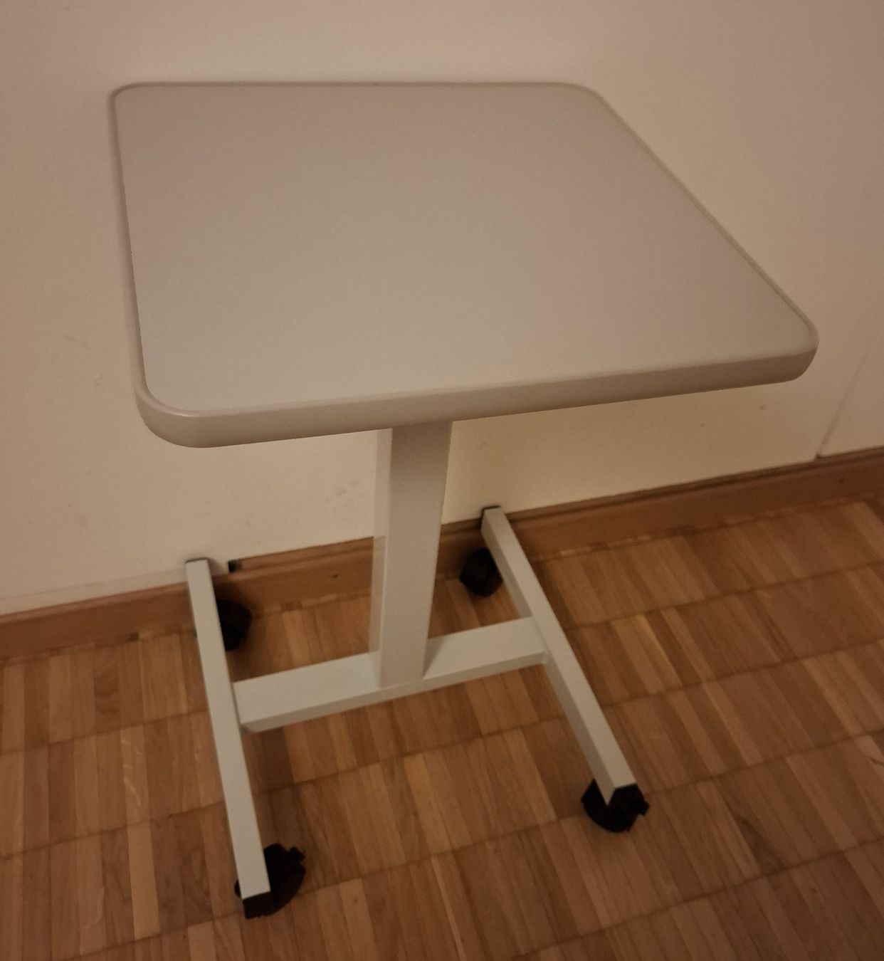 Tavoli: Beamer-Tisch / Büro-Beistelltisch – Usato da Bottmingen venduto da Tomena0214 1
