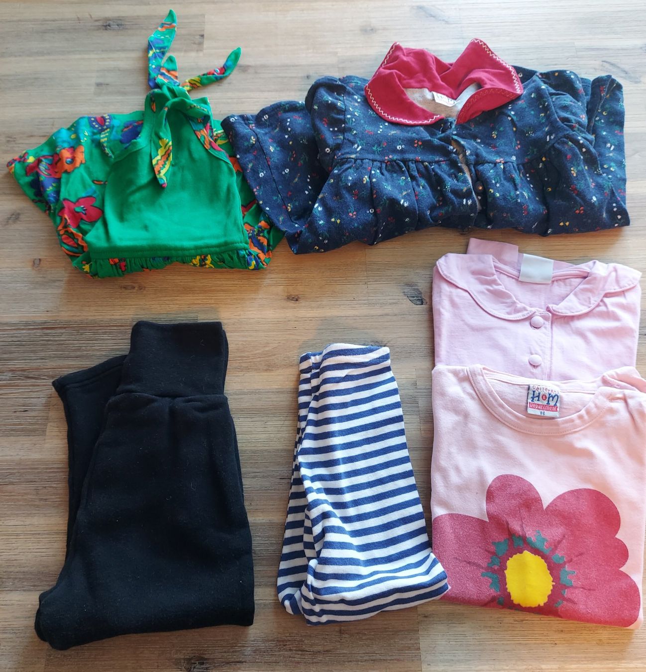 Lotti & Set di vestiti: Set Mädchen Kleider-Set 6-teilig Grösse 86/92 – Usato da Basel venduto da Sinibini86
