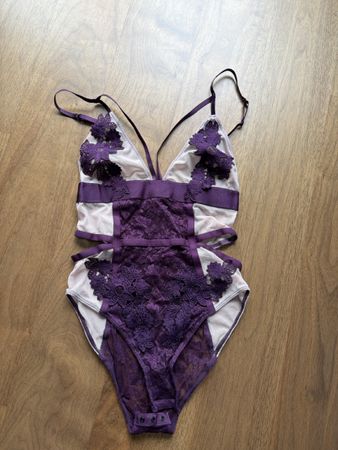 neu Body Lila Gr. S,-38 Spitzenapplikationen 