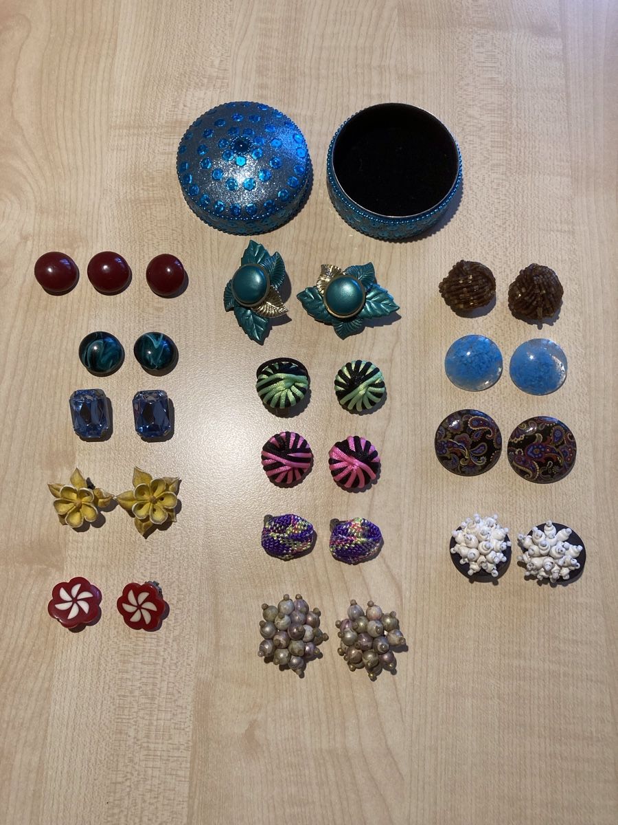 Altri gioielli: Diverse Modeschmuck Ohrringe, mit Schmuckdose, gebraucht – Usato da Schübelbach venduto da Mo-99