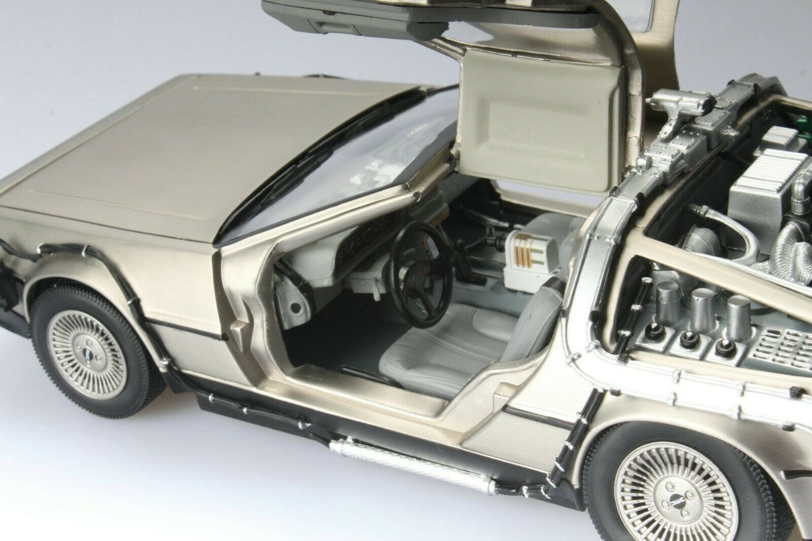 Delorean Modellini d'auto: DE LOREAN BACK TO FUTURE 1  1:18 SUNSTAR – Nuovo e nell'imballaggio originale da Suhr venduto da Moebelsiralfred 2