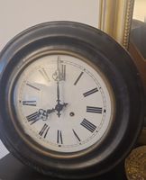 Ancienne horloge murale cadran chiffres romains état usagé