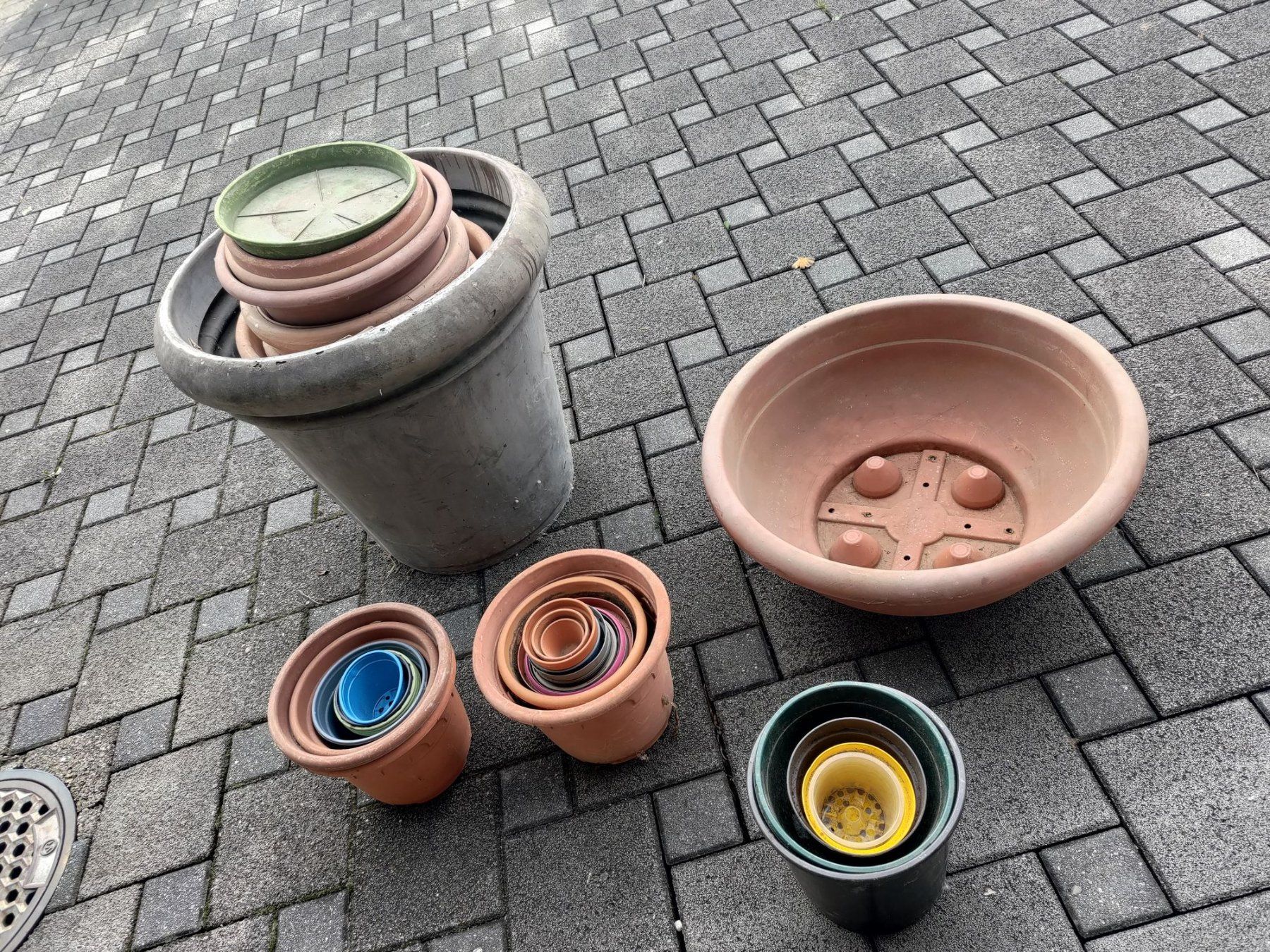 Blumentöpfe: Viele Blumentöpfe Uebertopf inklusive Untersetzer div. Gröss – Gebraucht aus Inwil von Schiltwald 1