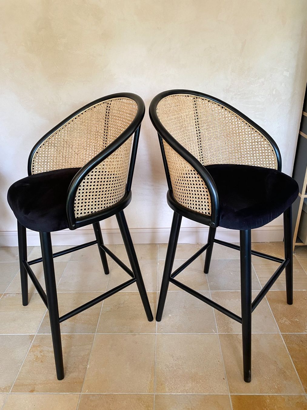 Maisons du monde Sgabelli: Edles Barhocker 2-er Set mit Samtsitz und Rattangeflecht – Nuovo (secondo la descrizione) da Winterthur venduto da hey_smile