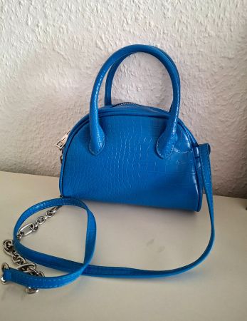 Petit sac à main bleu Bershka bandoulière chaîne effet croco