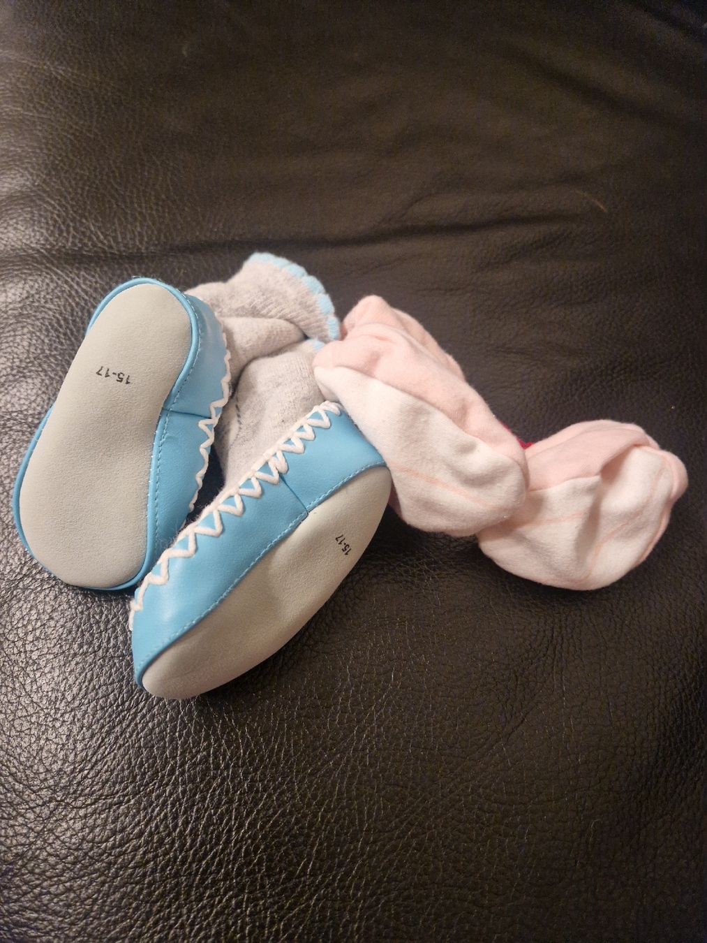Calze per bambini: Chaussons pantoufle chaussette bébé confortables 15-17 – Usato da Penthaz venduto da Sosotroc 1