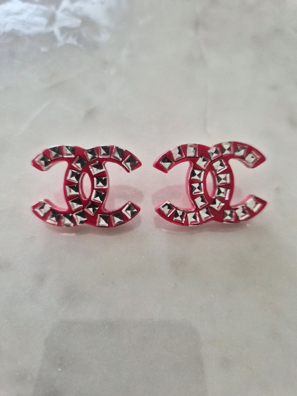 Chanel Orecchini pendenti & Orecchini a lobo: Chanel earrings red CC logo studs with rhinestones – Nuovo (secondo la descrizione) da Immensee venduto da jan_9rzs