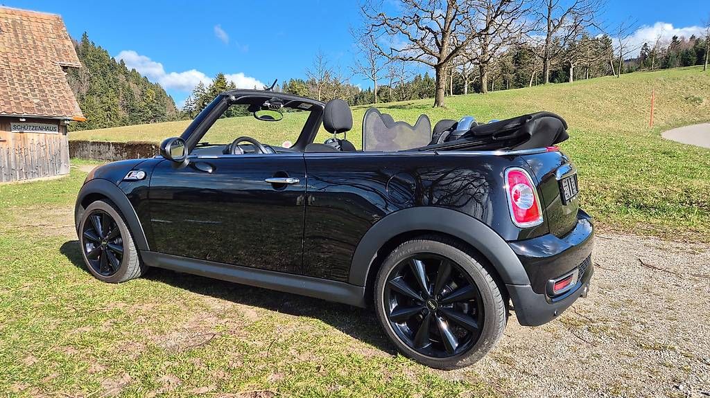 Mini Automobili: Gepflegtes Mini Cooper S Cabrio  Wenig KM – Usato da Niederhünigen venduto da Mikromax
