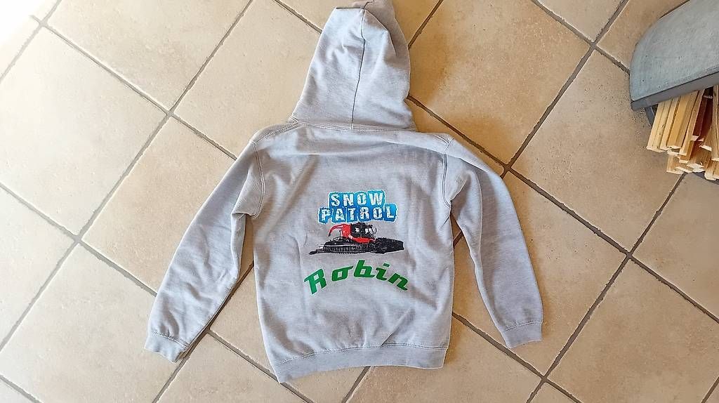 Pullover & Sweatshirts: Sweat à capuche personnalisé / 152 – Gebraucht aus Juriens von Twist03 1
