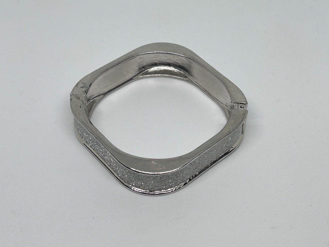 Bracciali & Braccialetti: Bracciale Rigido Argentato a Fascia – Usato da Giubiasco venduto da LorisVale 7