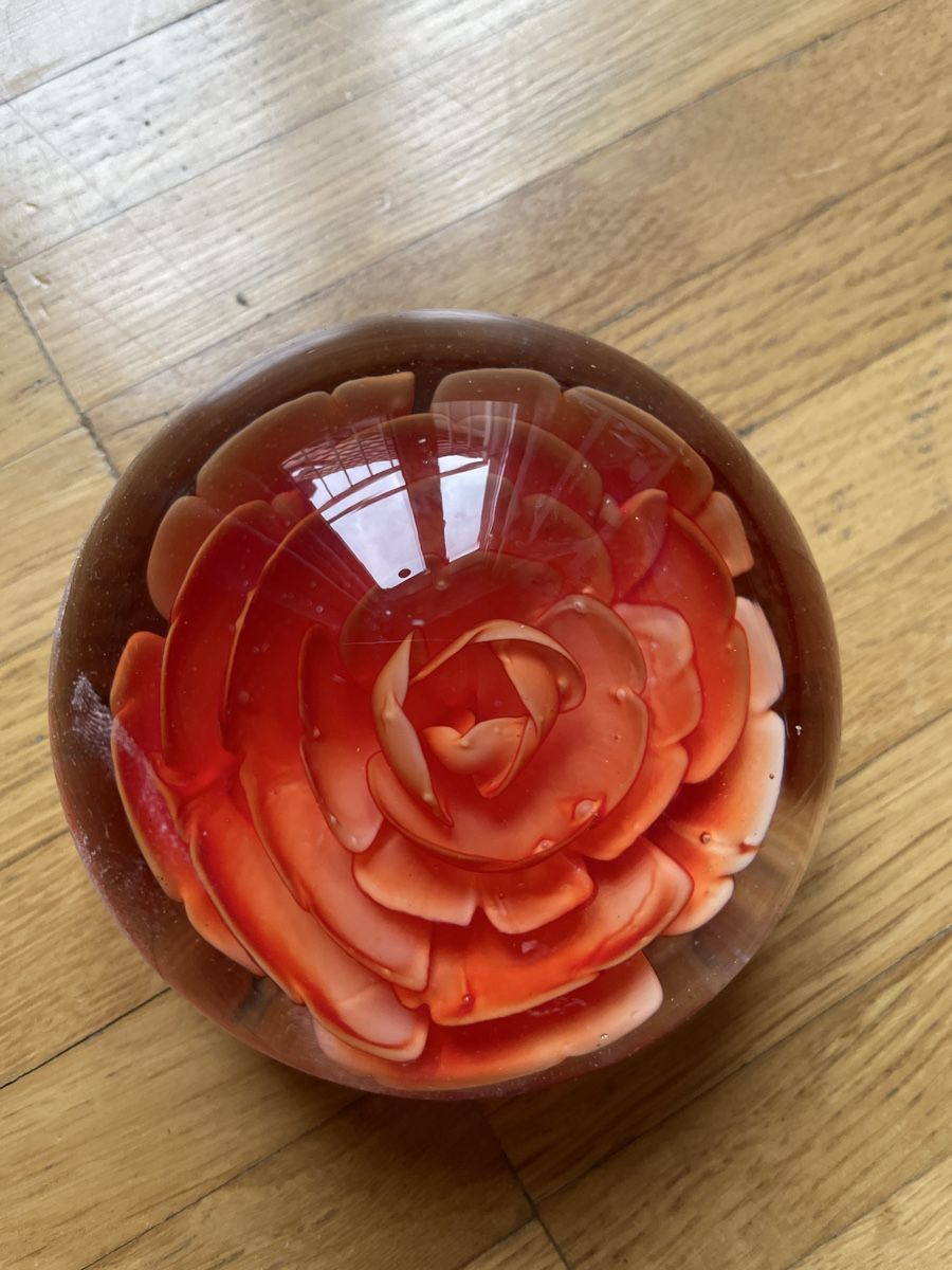 Tutte le decorazioni: Briefbeschwerer, Glaskugel mit Blume – Usato da Ebmatingen venduto da Reva-Sue