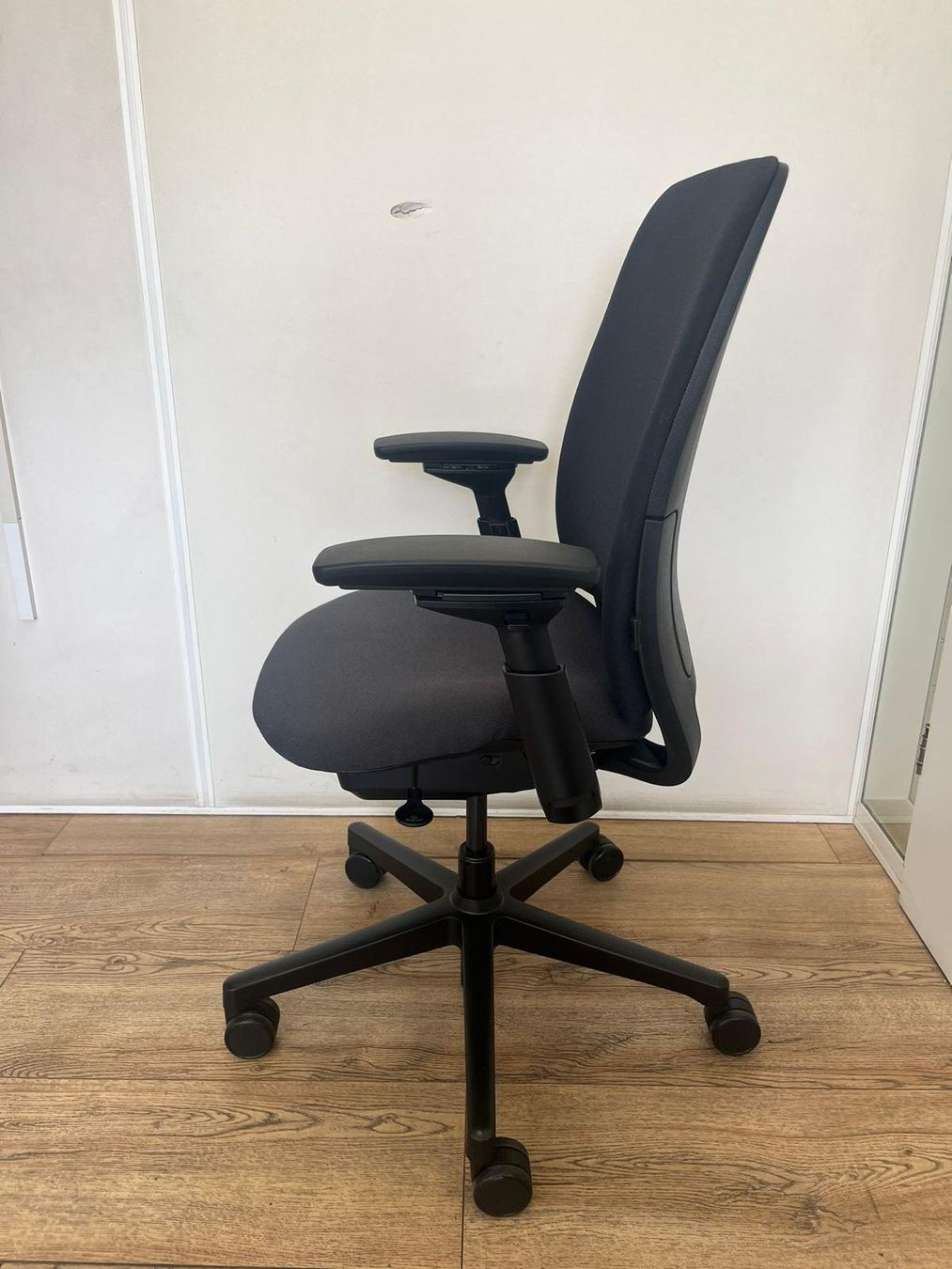 Steelcase Chaises: Steelcase Amia x Leap V2 – D'occasion à Purmerend par Offeco 1