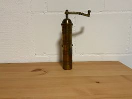 Pfeffermühle Messing Handkurbel Ornamente Vintage Zustand