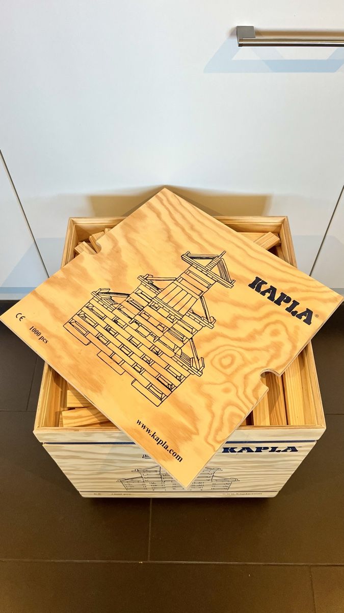 Kapla Giocattoli: Kapla Bausteine Holzplättchen 1000 Stück Box Rollbox – Usato da Basel venduto da kitu