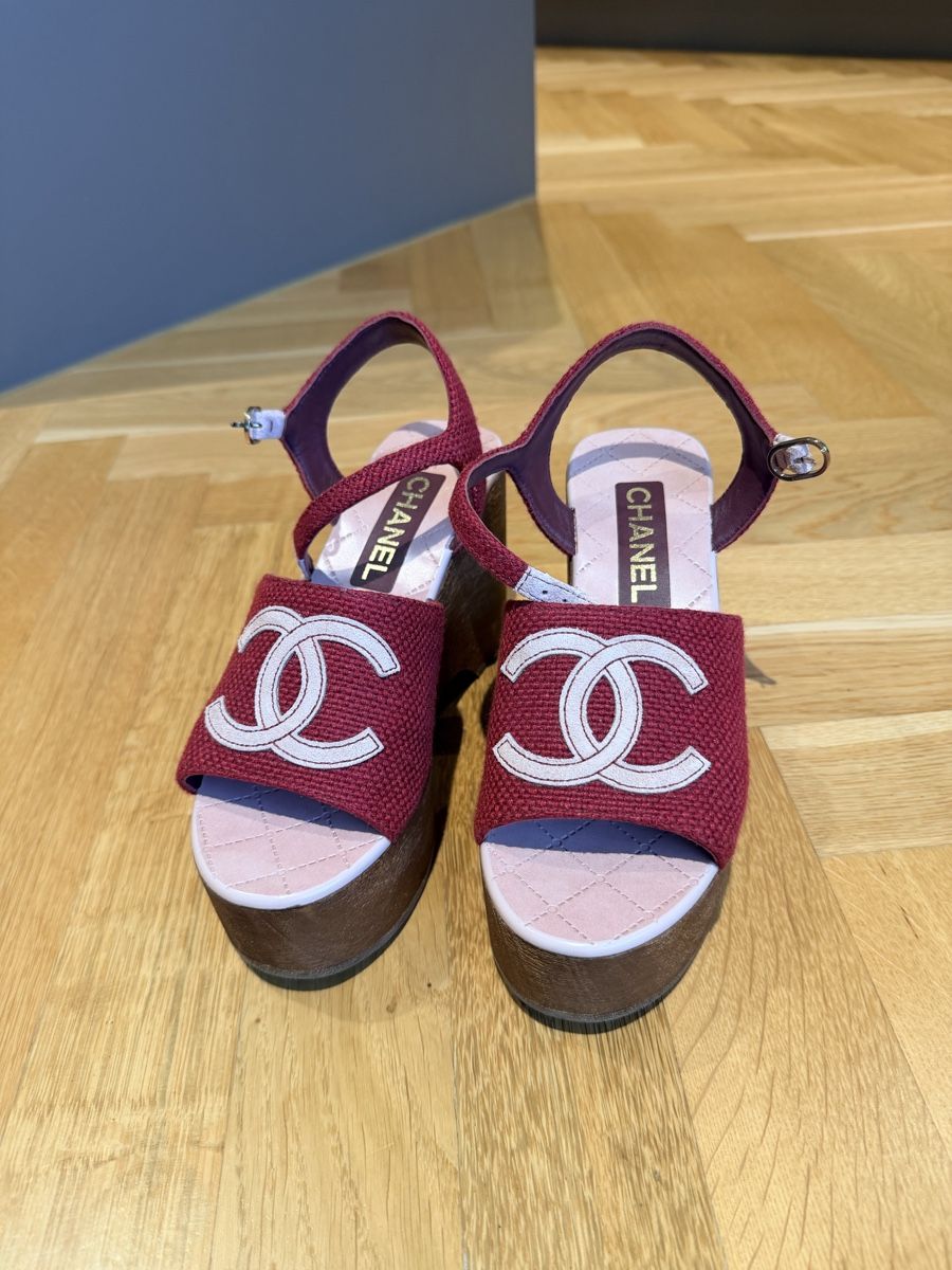 Chanel Scarpe da donna: Chanel Red CC Wedge Wood Clog – Nuovo (secondo la descrizione) da Meilen venduto da ana_nln9 1