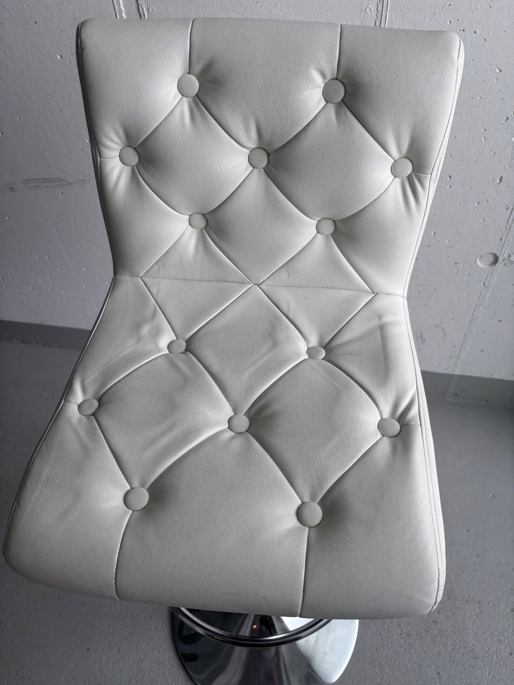 Hocker: Weisser Barhocker mit Knopfdesign, Top Zustand, ein Hingu... – Gebraucht aus Stetten AG von d.r82 3