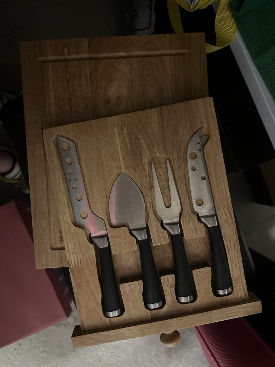 Servierplatten: Designer Käsebrett und Messer Neu – Neu und originalverpackt aus Sevelen von Stopglobal. 1