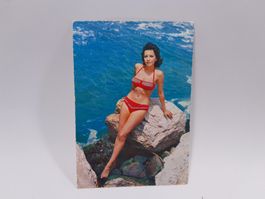 Vintage Pin Up Postkarte / Ansichtskarte - Beuty on the Rock