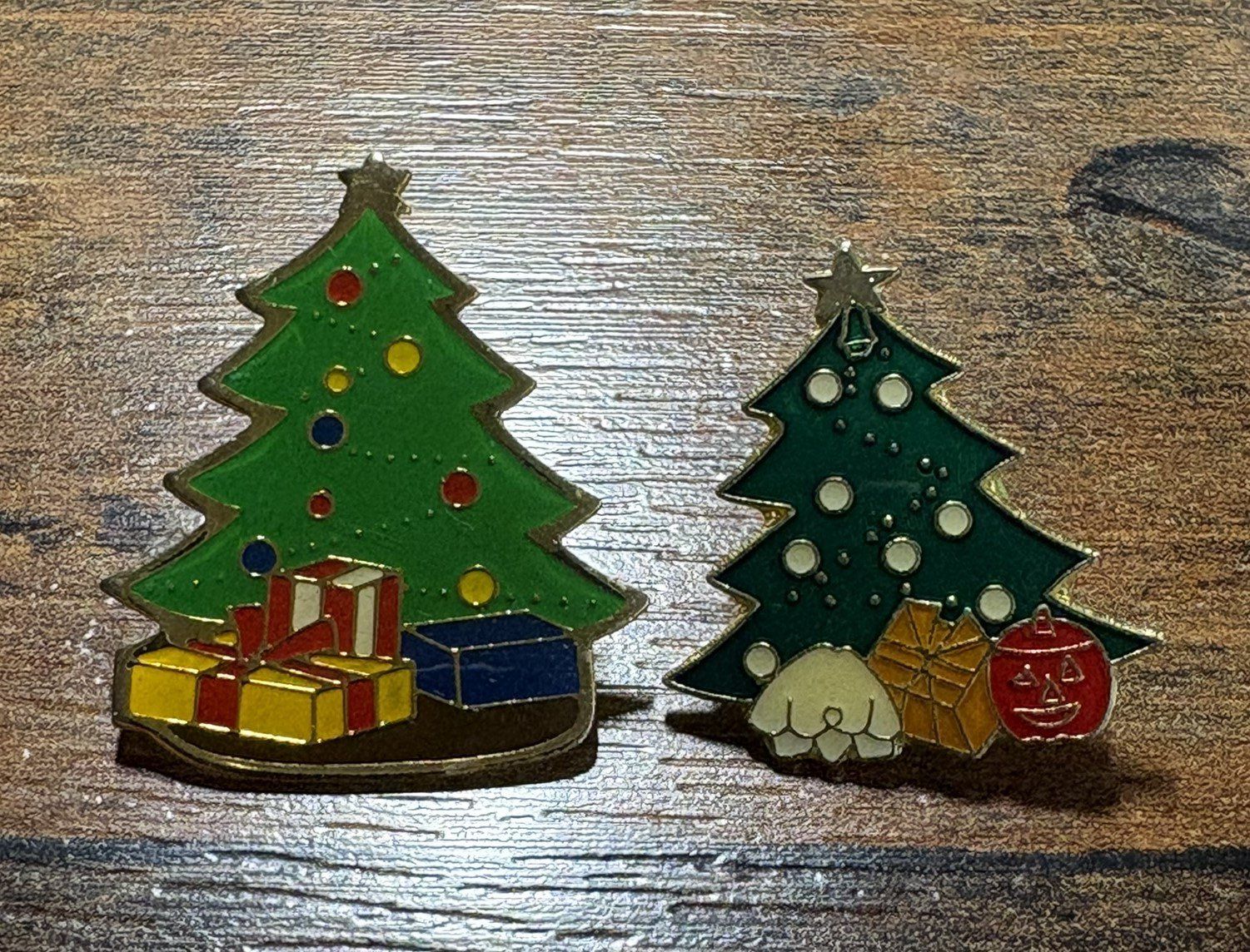 Plaketten & Abzeichen: 2 Pin Anstecknadeln Tannenbaum mit Geschenken – Gebraucht aus Basel von adl_6y8g