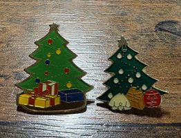 2 Pin Anstecknadeln Tannenbaum mit Geschenken