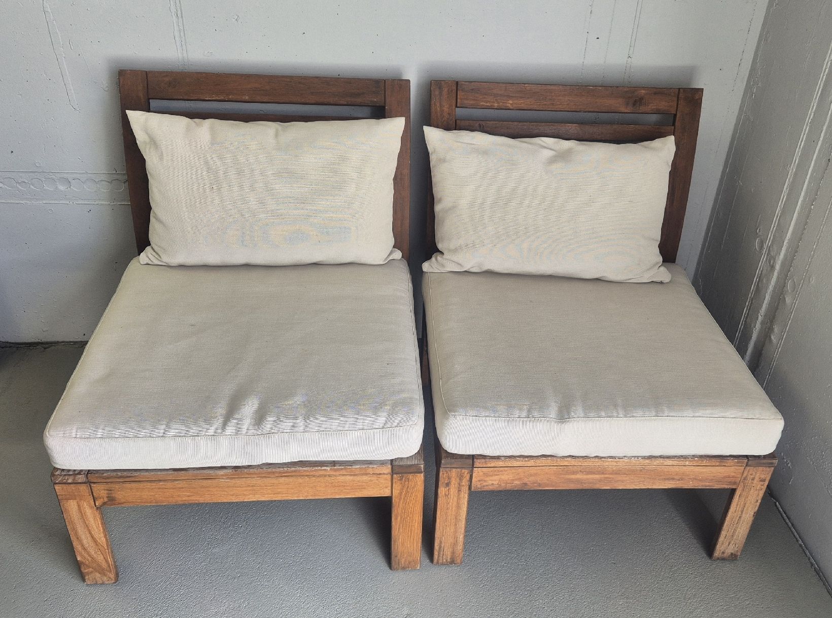 Chaises: 2 Holzstühle mit beigen Polstern – D'occasion à Uerikon par PhilipFrey