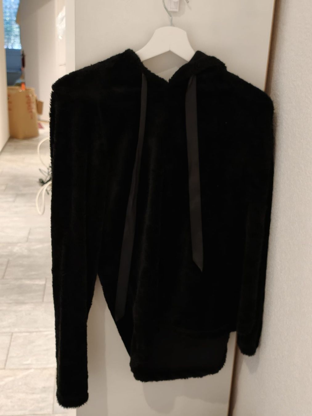 Pulls & Sweat-shirts: Kapuzenpullover schwarz flauschig Material gebraucht – D'occasion à Neerach par rot_w2wn