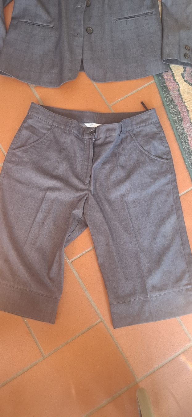 Completi & Tailleur: Bermuda Anzug Harmony Grau Grösse L 42  – Usato da Bedigliora venduto da Dolcezza0 1