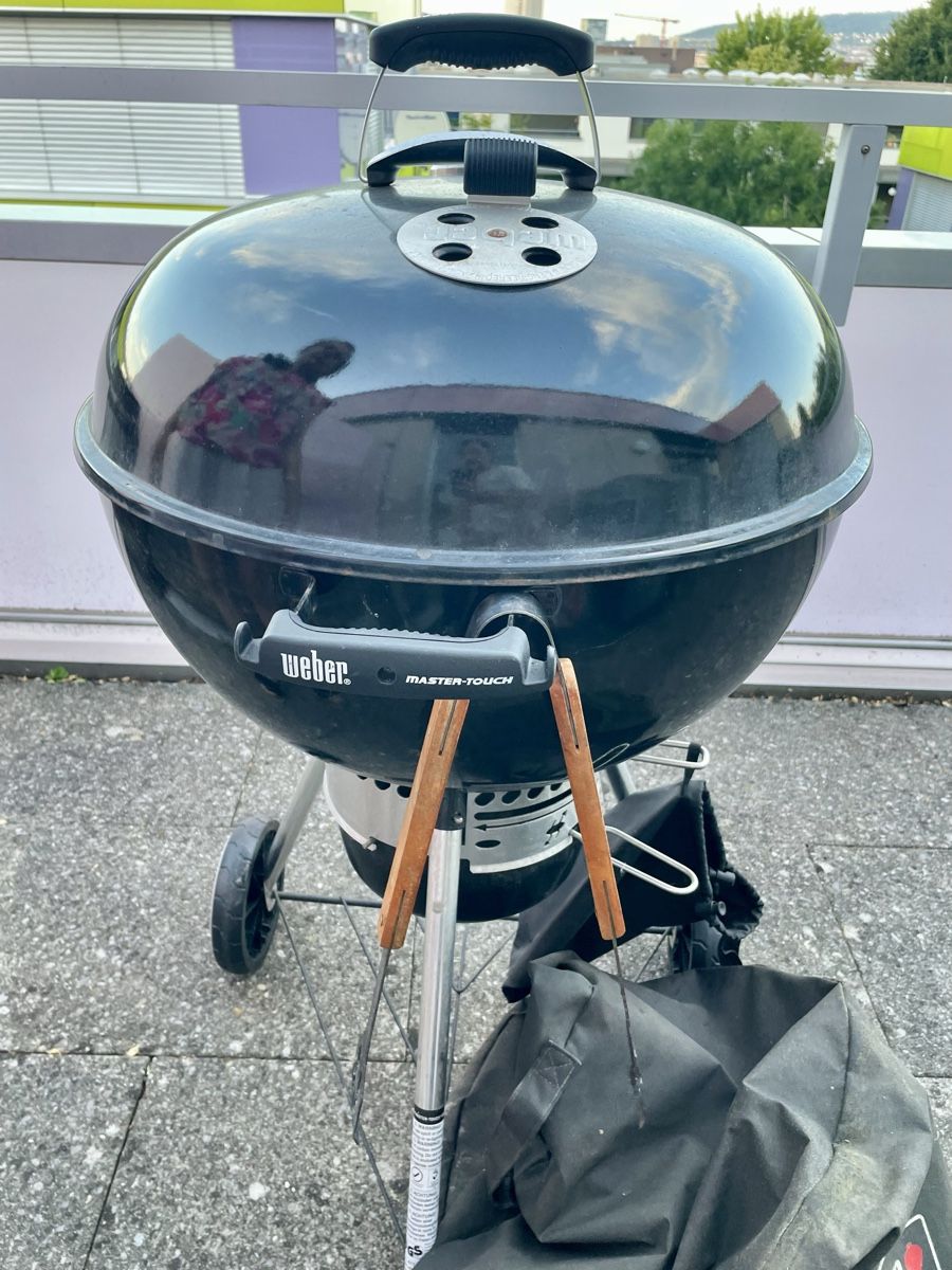 Weber Griglie: Weber Holzkohlegrill Master Touch Premium  – Usato da Zürich venduto da marieglaser