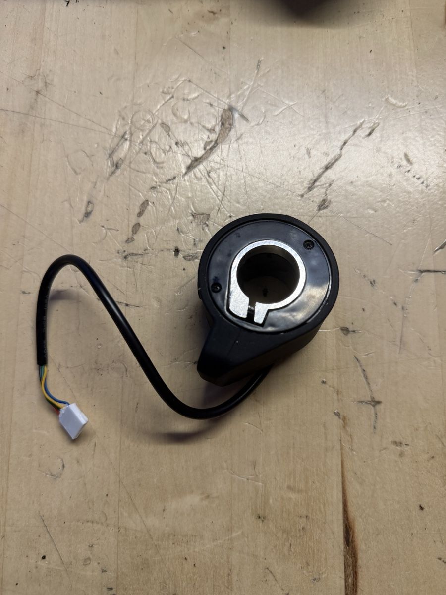 Autres accessoires p. véhicule: E-Scooter Daumengas mit Kabel 5-Pin Stecker neu – Neuf avec emballage d'origine à Bützberg par S_M0377