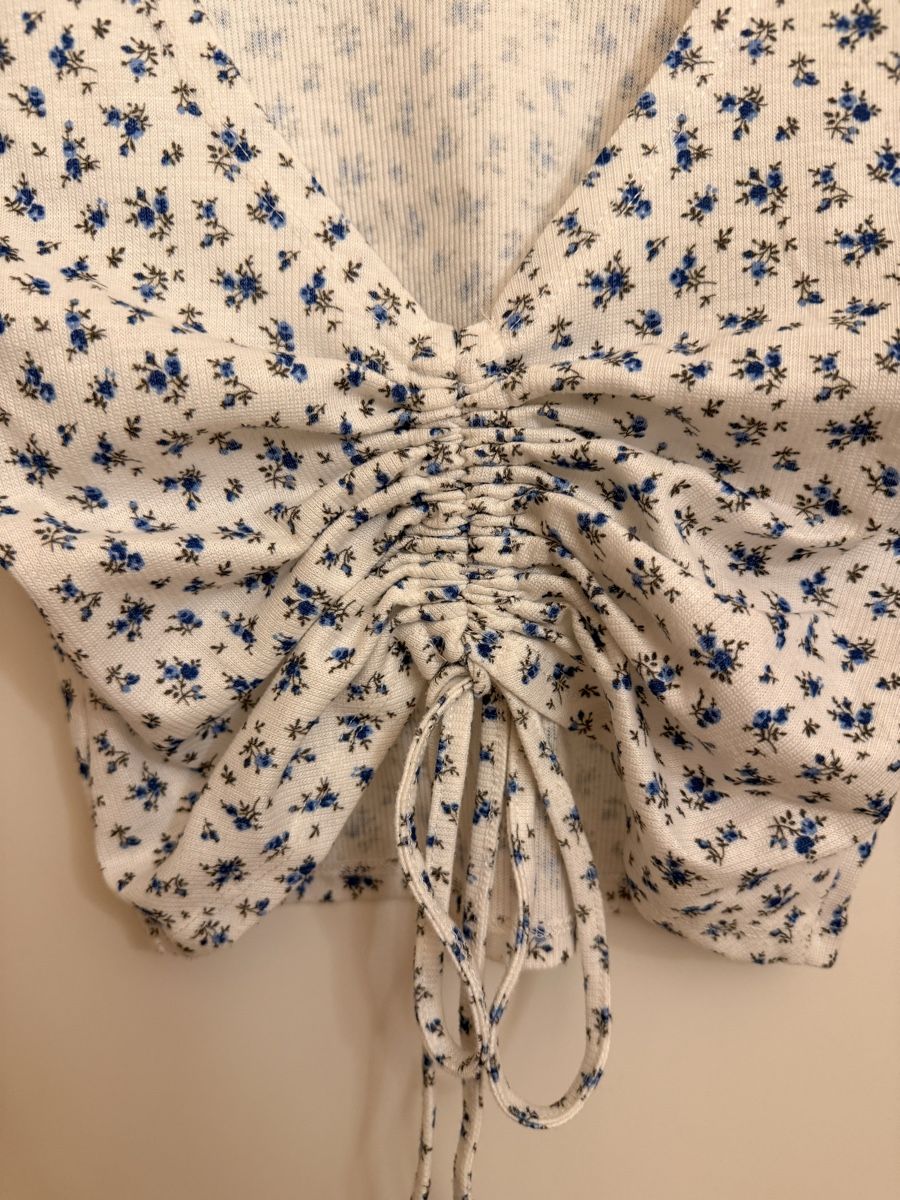 Tops: Schönes Crop Top mit Blumen🩵 – D'occasion à Oberrohrdorf par a._.w 1