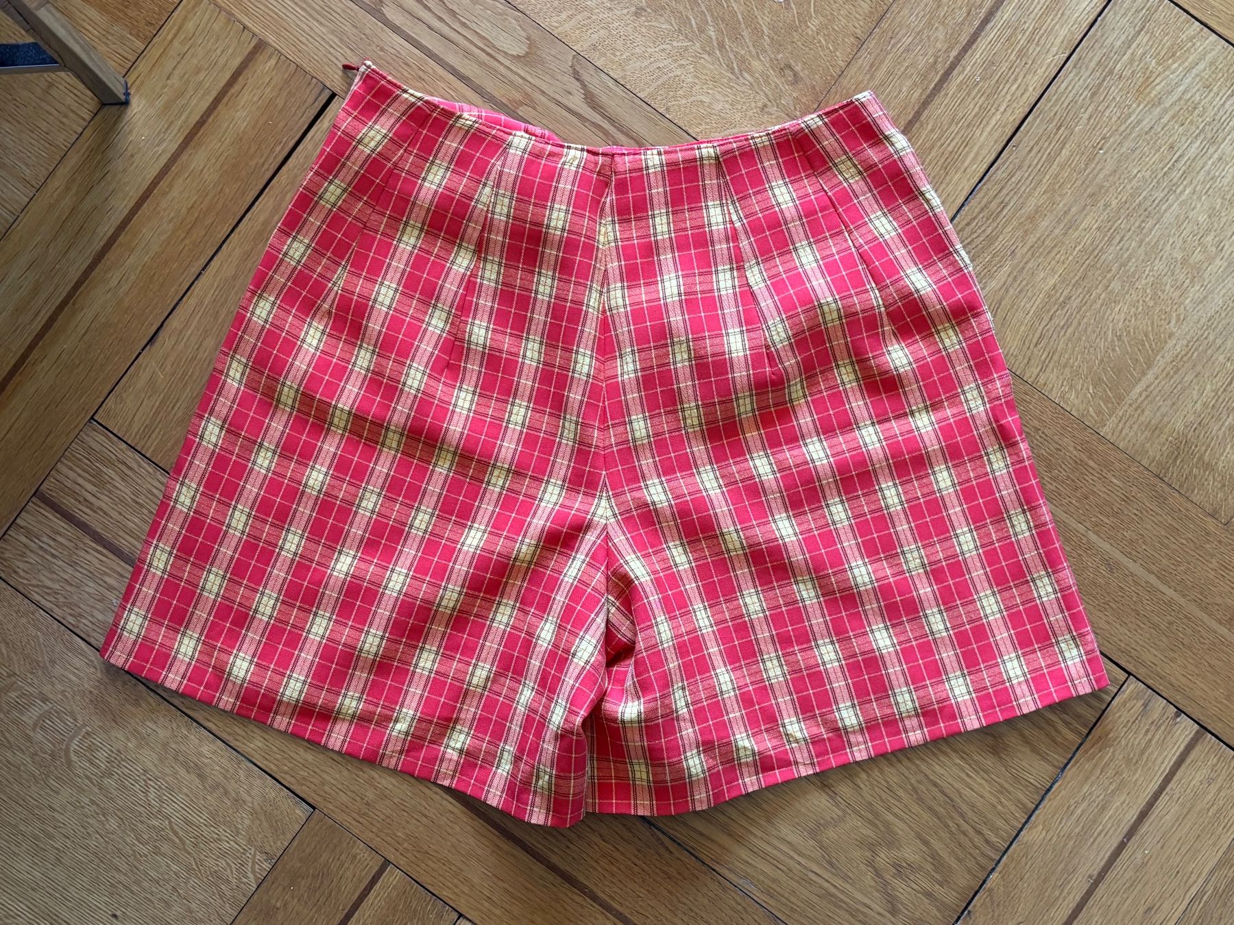 Pantaloni: Karo-Shorts Sommer Gr. 38 – Usato da Genève venduto da Livsonman