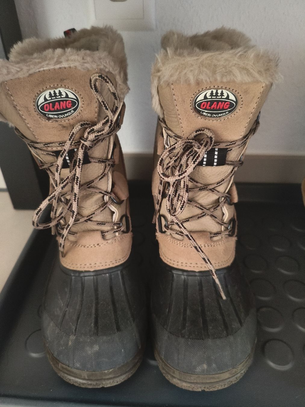 Scarpe da donna: stivali olang adatti per neve e temperature fredde – Usato da Bioggio venduto da OresteIronix 1
