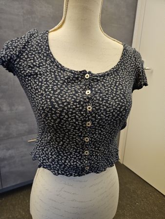 Damen Top blau mit Blumenmuster Grösse S mit Knöpfen