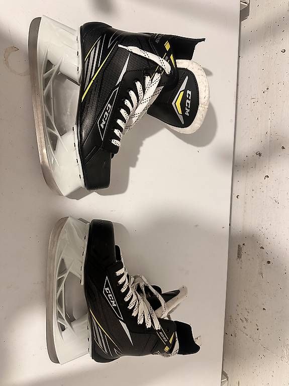 Bauer Pattini da ghiaccio: EU 43 Bauer Schlittschuhe – Usato da Hausen am Albis venduto da ysgem 2