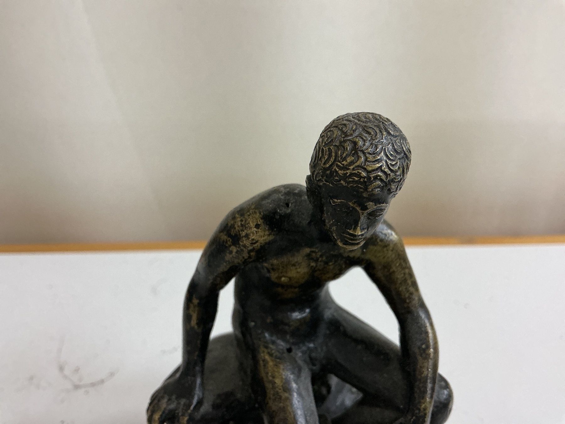 Sculture & Statue: Figur sitzender Jüngling Bronze – Usato da Bern venduto da vielerart 2